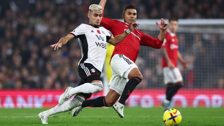 Gelandang Manchester United, Casemiro mencoba menghentikan pemain Fulham, Andreas Pereira REUTERS/David Klein