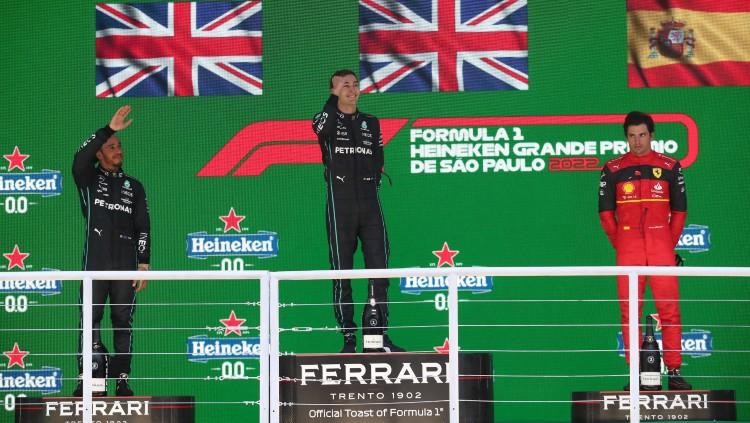 George Russell, Lewis Hamilto dan Carlos Sainz Jr merayakan kemenangan di F1 GP Brasil 2022 REUTERS /Amanda Perobelli