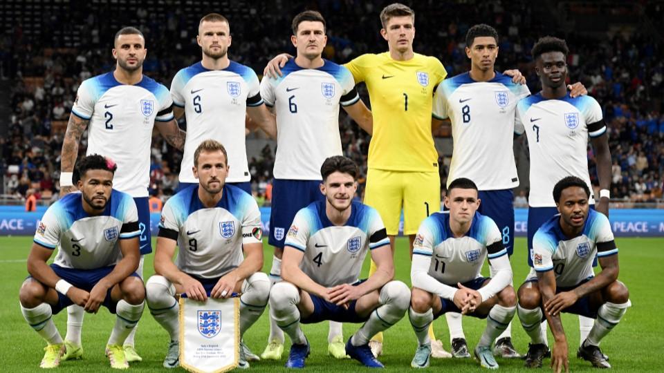 Gareth Southgate telah merilis nomor punggung yang akan digunakan oleh 26 pemain Timnas Inggris di pertandingan Piala Dunia 2022 di Qatar. Foto: REUTERS/Alberto Lingria. - INDOSPORT