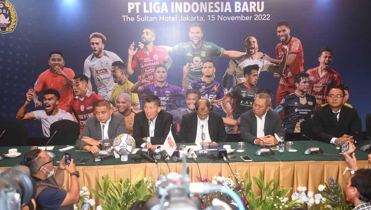 Anggota Komisaris LIB Roofi Ardian, Komisaris Utama Juni Rahman, Dirut LIB Ferry Paulus, Dirut Operasional Sudjarno pada jumpa pers hasil RUPS PT LIB di Hotel Sultan, Selasa (15/12/22).