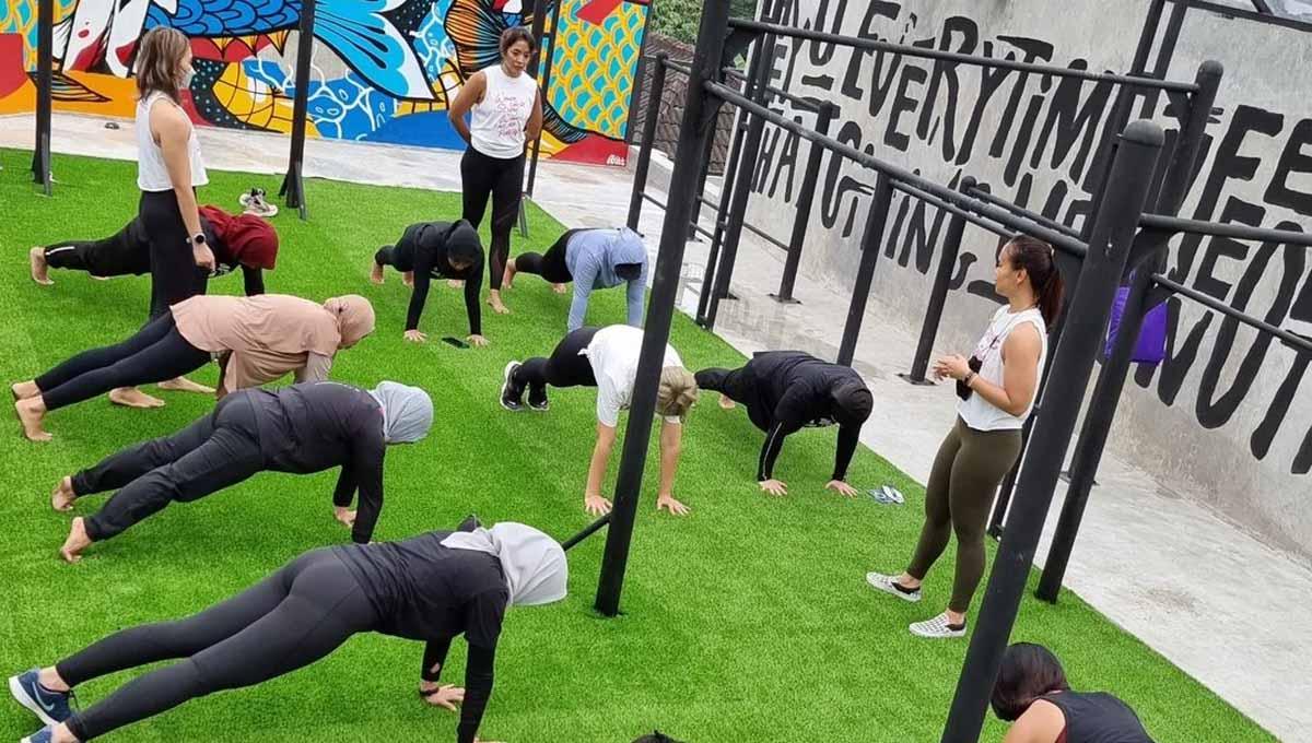 Kalistenik merupakan suatu jenis olahraga yang hanya mengandalkan berat badan tubuh dan terbilang praktis lantaran bisa dilakukan di mana saja. (Foto: AKSI)