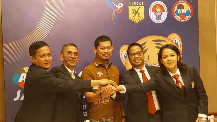Acara jumpa pers Kejuaraan Internasional WKF Serie A 2022 di Jakarta, Rabu (16/11/22). Even tersebut akan digelar di Istoran Senayan pada 18-20 November mendatang - INDOSPORT