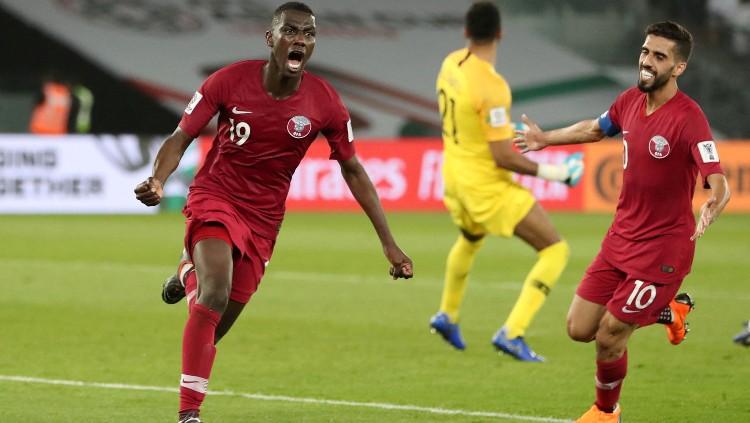 Selebrasi penyerang Qatar, Almoez Ali (kiri), di Piala Asia 2019 melawan Arab Saudi. (Foto: REUTERS/Suhaib Salem) - INDOSPORT