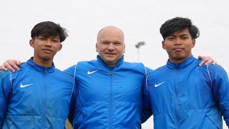 Daffa Fasya Sumawijaya (kiri) dan Adre Arido Geovani (kanan) bersama pelatih Garuda Select di Inggris. - INDOSPORT