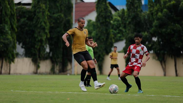 Persebaya Surabaya menang telak 4-0 melawan Pasuruan United di Lapangan Polda Jawa Timur, Jumat (18/11/22). - INDOSPORT