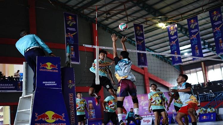 Brand minuman energy dan suplemen kesehatan ternama, Kratingdaeng gelar kompetisi Volleyball Gubernur Cup 2022. - INDOSPORT
