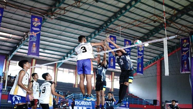 Turnamen bola voli Kratingdaeng Volleyball Gubernur Cup 2022 seri Cirebon sudah menggelar delapan pertandingan di hari pertama. - INDOSPORT