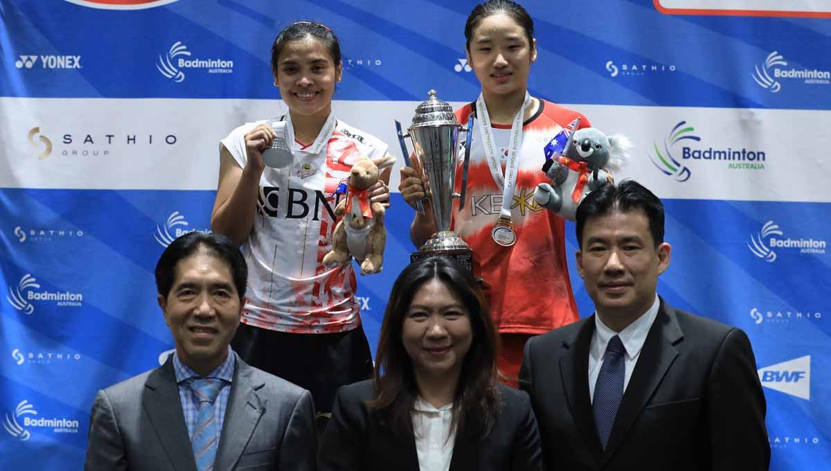 Sebuah momen haru saat legenda tunggal putri Indonesia, Susi Susanti, mengalungkan medali kepada Gregoria Mariska di podium Australian Open 2022. - INDOSPORT