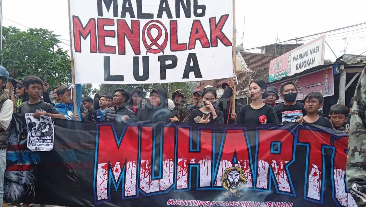 Ratusan Aremania saat aksi di flyover kedungkandang Malang. - INDOSPORT