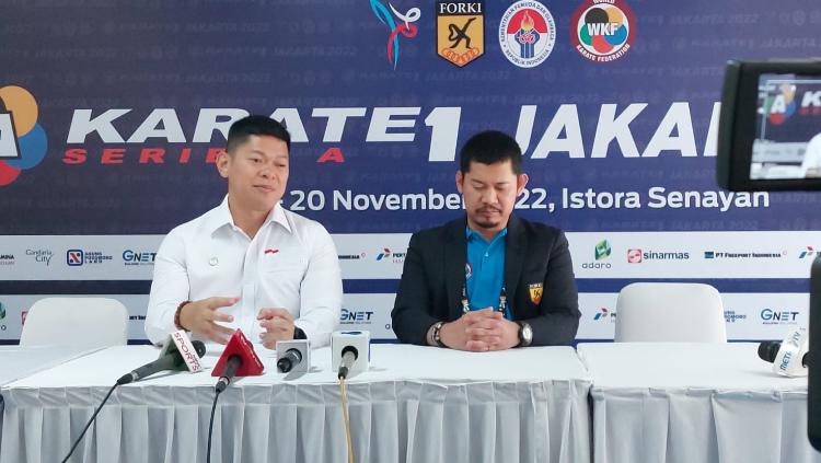 Ketua KOI Raja Sapta Oktohari (kiri) dan Sekjen PB Forki Raja Sapta Ervian pada jumpa pers usai Kejuaraan Karate WKF Series A 2022 di Istora GBK, Minggu (20/11/22).
