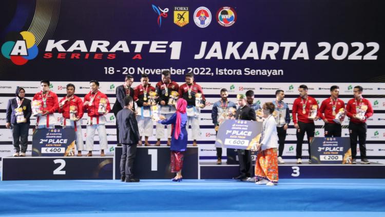 Kejuaraan Dunia Karate WKF Serie A 2022 berjalan dengan sukses pada 18-20 November di Istora GBK. Indonesia total meraih 11 medali, 3 diantaranya medali emas. - INDOSPORT