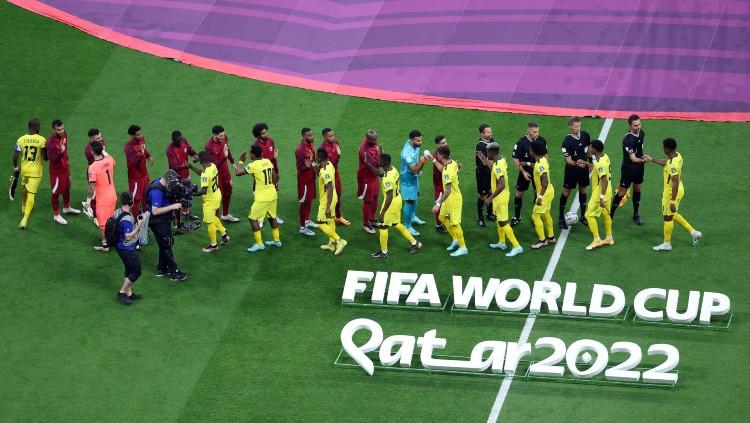 Pemain Qatar dan Ekuador berjabat tangan sebelum pertandingan pembuka Piala Dunia 2022, Minggu (20/11/22) malam WIB (REUTERS/Molly Darlington) - INDOSPORT