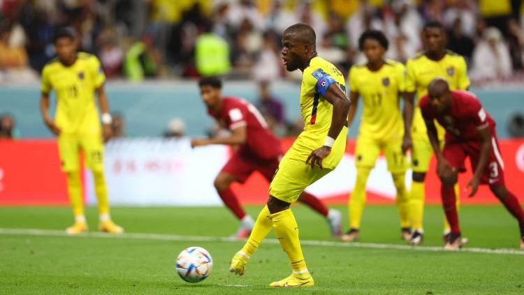 Bomber Ekuador, Enner Valencia mencetak gol pertama ke gawang Qatar di Piala Dunia 2022 lewat titik penalti (REUTERS/Kai Pfaffenbach)