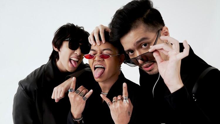 Musisi Tanah Air, Weird Genius ikut memeriahkan tur Soccerphoria, kolaborasi sepak bola dan aksi musik paling unik, yang menyambangi berbagai kota di Indonesia.