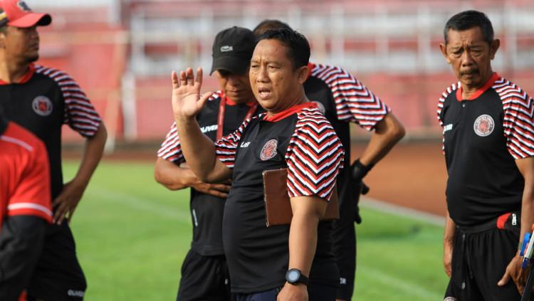Pelatih Putra Deltra Sidoarjo, Didik Ludianto saat memberi arahan kepada pemainnya dalam latihan.
