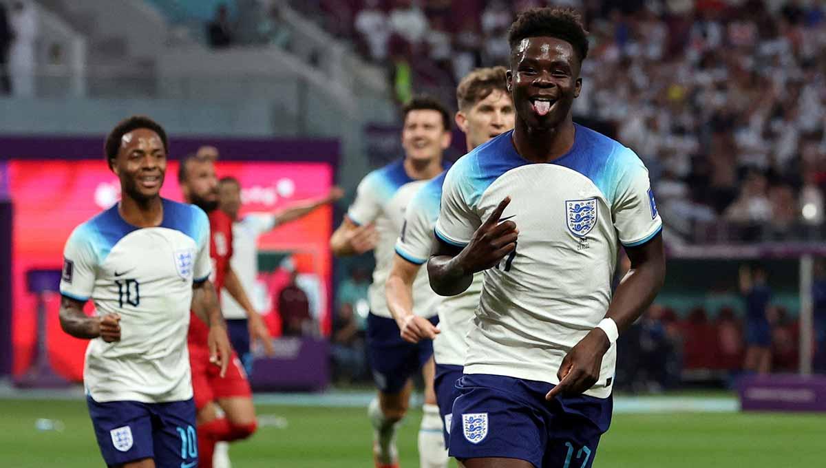 INDOSPORT.COM - Meskipun jadi salah satu negara di Piala Dunia 2022 yang mendukung LGBT namun Inggris enggan memaksakan agenda mereka. The Three Lions akan coba untuk menahan diri karena jika salah maka fokus utama mereka yakni menjadi juara bisa buyar. Hal itu seperti apa yang dikatakan oleh pelatih mereka sendiri, Gareth Southgate jelang laga Inggris vs Amerika Serikat pada Sabtu (26/11/22). Inggris didesak oleh pendukungnya agar tetap menunjukkan rasa simpati pada kamum LGBT saat bertanding salah satunya dengan mengenakan ban lengan OneLove. Padahal oleh FIFA dan pemerintah Qatar selaku penyelenggara Piala Dunia 2022 semua atribut bermotif pelangi dilarang untuk digunakan oleh pemain dan juga suporter. Wasit bahkan boleh memberikan kartu kuning jika ada pemain yang bersikeras melawan peraturan. Jerman pada Rabu (23/11/22) membuat gempar publik dengan keputusan mereka untuk melakukan gestur mulut terbungkam sebagai simbolisme kebebasan berekspresi yang dibatasi oleh Qatar namun justru sikap ini menjadi bumerang. Mereka digebuk oleh Jepang 1-2 dan akhirnya diklaim terlalu sibuk mengurus politik ketimbang fokus dalam bermain sepakbola. Southgate sepertinya tidak mau Inggris mengalami nasib serupa. Sikap mereka pada LGBT tidak akan berubah hanya saja tidak akan memaksakan diri untuk menunjukkan pandangan. Mantan nakhoda Middlesbrough itu kecewa karena ban lengan OneLove tidak bisa dikenakan. Ia siap menerima kritik dari fans yang mungkin menganggap dirinya beserta pemain kurang menunjukkan usaha dalam mempromosikan kesetaraan hak. (Foto: REUTERS/Paul Childs)