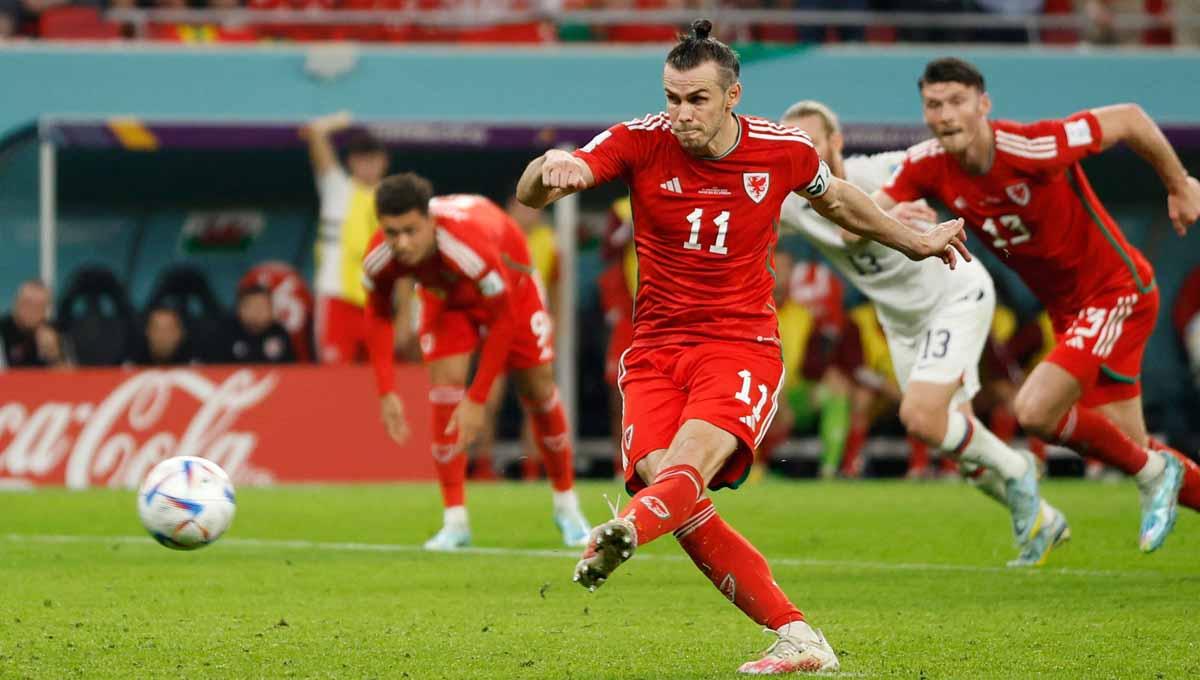 Pemain Wales Gareth Bale mencetak gol pertama dari titik penalti di Piala Dunia Qatar 2022. (Foto: REUTERS/John Sibley)