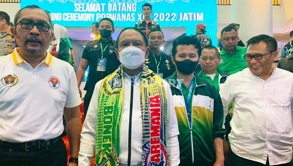 Menpora RI, Zainudin Amali, mengenakan syal Aremania x Bonek saat pembukaan Porwanas 2022. (Foto: Nofik Lukman Hakim/INDOSPORT)