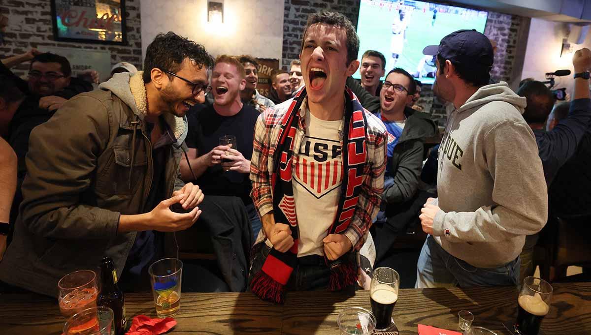 Suporter Amerika Serikat di Laga pertandingan antara Amerika Serikat vs Wales, Piala Dunia Qatar 2022. (Foto: REUTERS/Brendan Mcdermid) Copyright: REUTERS/Brendan Mcdermid