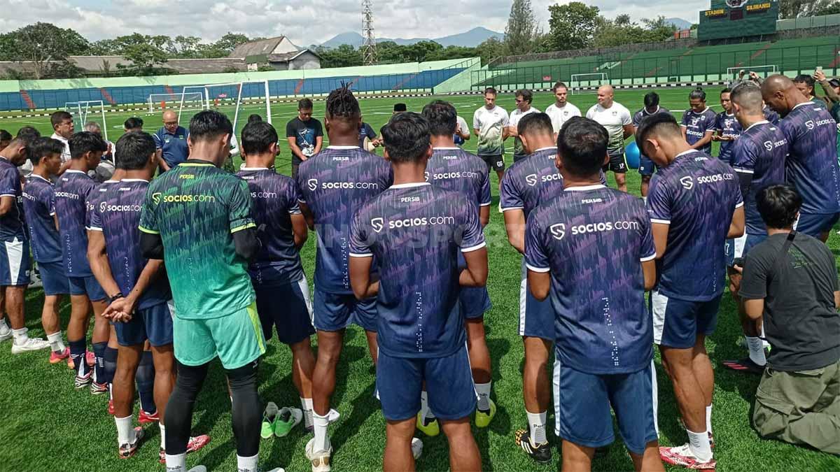 Tim Persib menggelar doa bersama sebelum latihan di Stadion Siliwangi, Kota Bandung, Selasa (22/11/22). (Foto: Arif Rahman/INDOSPORT)