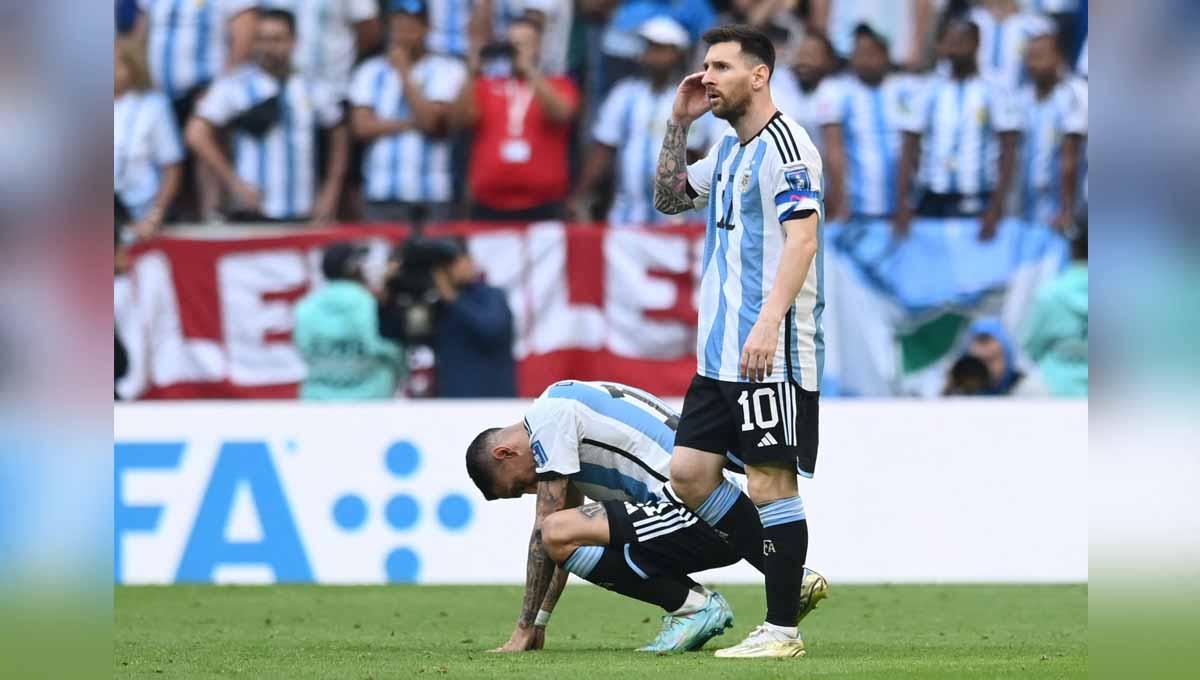 Lionel Messi dan Angel Di Maria terlihat kecewa usai kalah atas Arab Saudi di Piala Dunia Qatar 2022. (Foto: REUTERS/Annegret Hilse) Copyright: REUTERS/Annegret Hilse