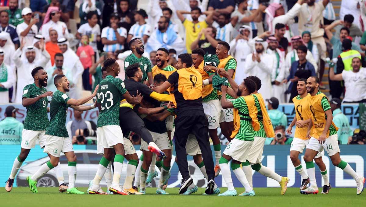 Selebrasi Arab Saudi Salem Al-Dawsari merayakan gol kedua mereka dengan rekan setimnya. (Foto: REUTERS/Carl Recine) - INDOSPORT