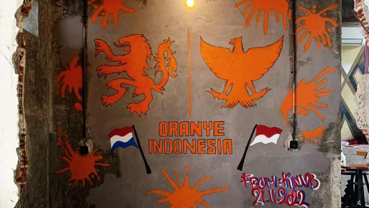 Di tengah hindar-bingar Piala Dunia 2022, Federasi Sepak Bola Belanda KNVB memberikan hadiah spesial kepada komunitas penggemar Oranje Indonesia berupa mural di Jakarta. - INDOSPORT