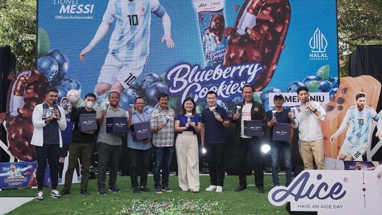 Sylvana Zhong Brand Manager Aice dan Indra Sjafri Direktur Teknis PSSI dan Komite Teknis AFC