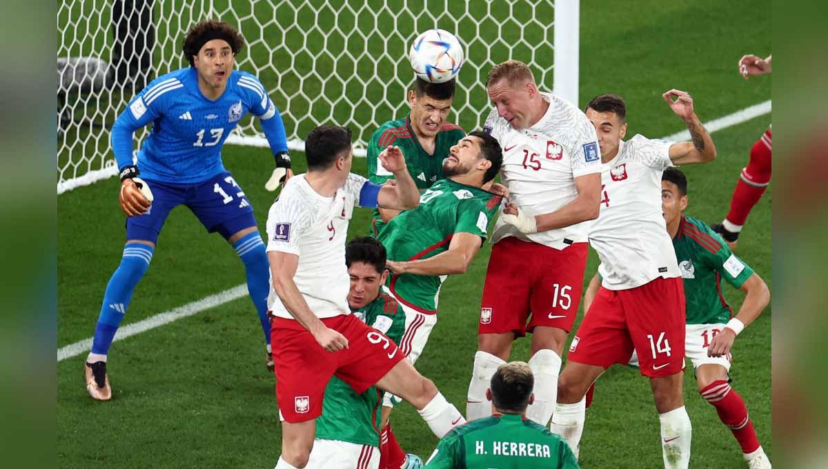 Laga pertandingan antara Meksiko vs Polandia di Piala Dunia Qatar 2022. (Foto: REUTERS/Marko Djurica) - INDOSPORT