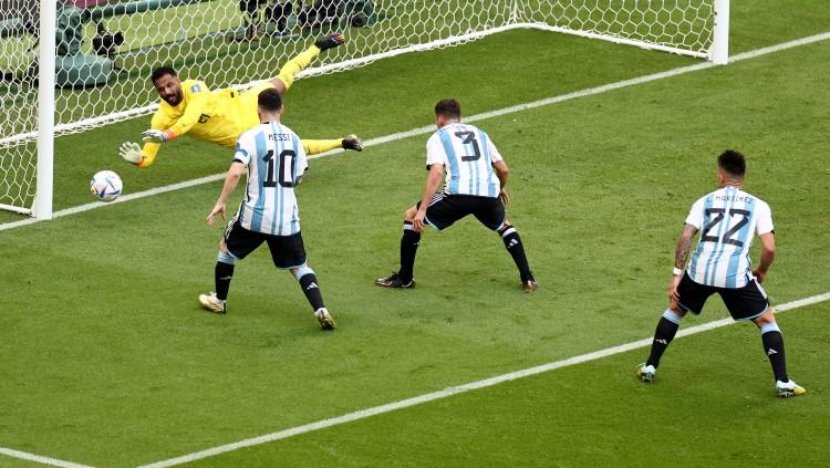 Aksi Mohammed Al-Owais menyelamatkan gawang Arab Saudi dari gempuran Argentina di Piala Dunia 2022 (REUTERS/Marko Djurica)