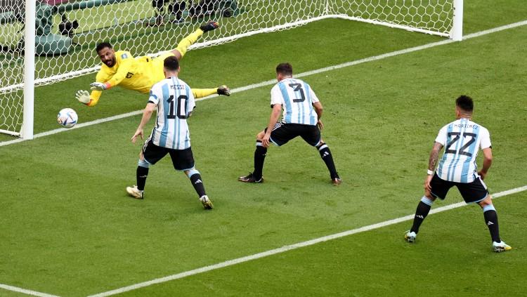 Aksi Mohammed Al-Owais menyelamatkan gawang Arab Saudi dari gempuran Argentina di Piala Dunia 2022 (REUTERS/Marko Djurica) - INDOSPORT