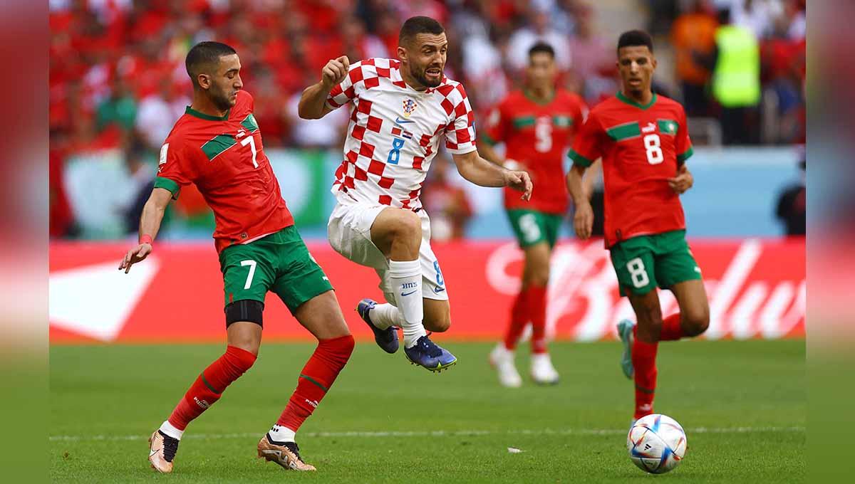 Pemain Maroko Hakim Ziyech berduel dengan pemain Kroasia Mateo Kovacic di Piala Dunia Qatar 2022. (Foto: REUTERS/Hannah Mckay)