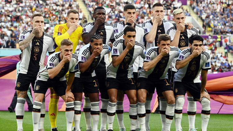 Bentuk aksi protes Timnas Jerman untuk FIFA saat sesi pemotretan jelang lawang Jepang di Piala Dunia 2022. Foto: REUTERS/Annegret Hilse.