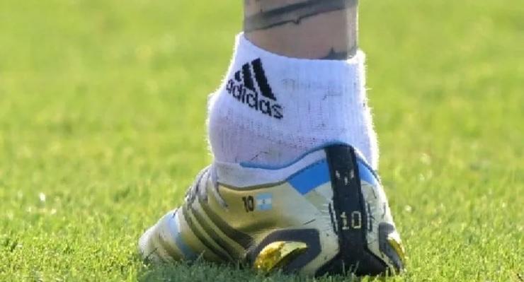 Kaki Lionel Messi kedapatan engkel saat latihan bersama Timnas Argentina jelang lawan Arab Saudi di Piala Dunia 2022 (Foto TyC) Copyright: TyC Sport
