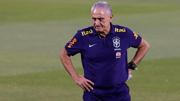Pelatih Timnas Brasil di Piala Dunia 2022, Tite, saat memimpin latihan. (Foto: REUTERS/Amanda Perobelli) - INDOSPORT