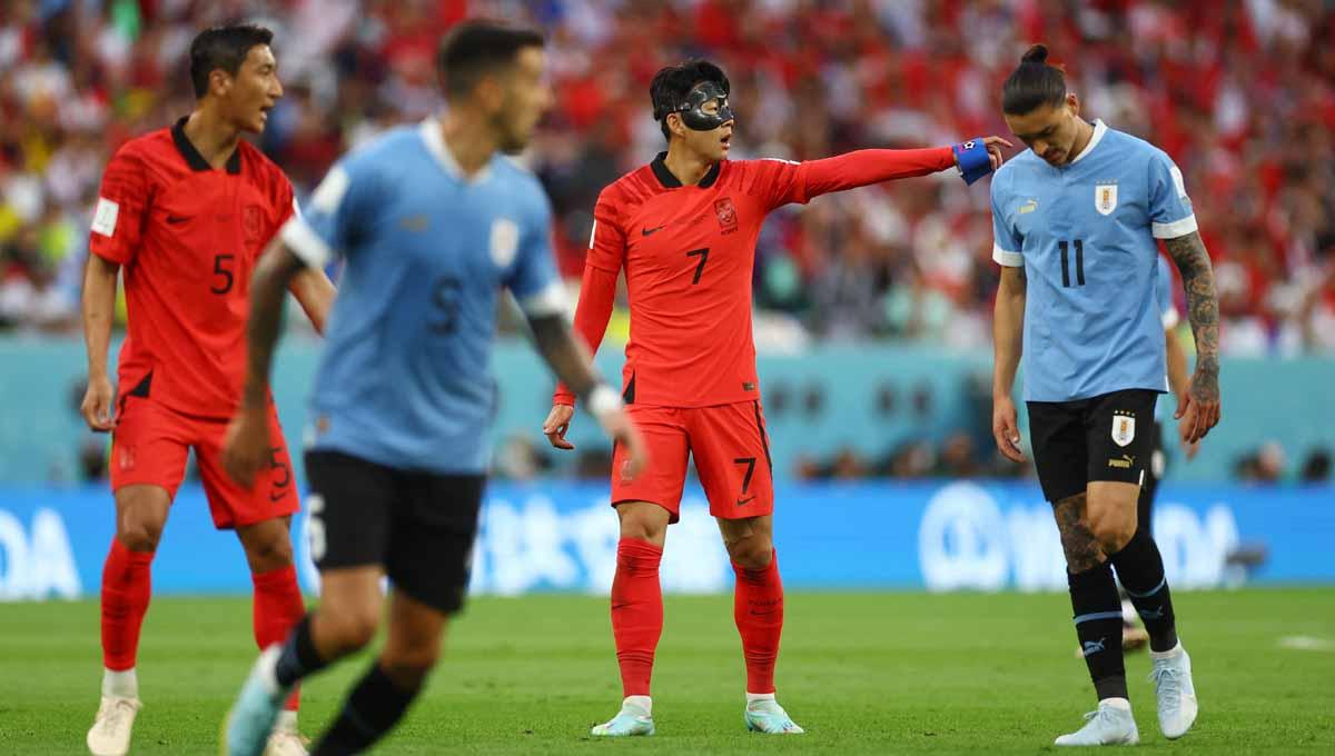 Kapten Korea Selatan, Son Heung-min, mengungkapan rasa harunya usai timnya berhasil lolos ke babak 16 besar Piala Dunia 2022. (Foto: REUTERS/Kai Pfaffenbach) - INDOSPORT