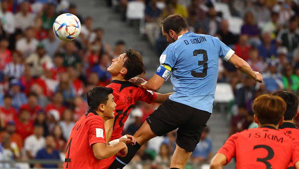 Pemain Uruguay Diego Godin berusaha menyundul bola ke gawang Korea Selatan grup H Piala Dunia Qatar 2022. (Foto: REUTERS/Kai Pfaffenbach) - INDOSPORT