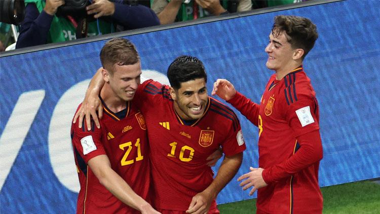 Marco Asensio (tengah) tampil memukau saat membela Timnas Spanyol di Piala Dunia 2022 melawan Kosta Rika di Grup E (Foto: REUTERS/Marko Djurica) - INDOSPORT