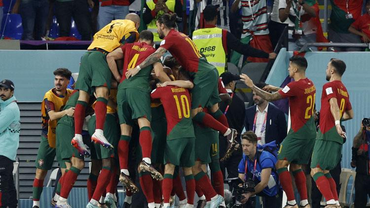 Selebrasi pemain Timnas Portugal usai Cristiano Ronaldo mencetak gol pembuka ke gawang Ghana dalam laga pertama Grup H Piala Dunia 2022. (Foto:REUTERS/Albert Gea). - INDOSPORT