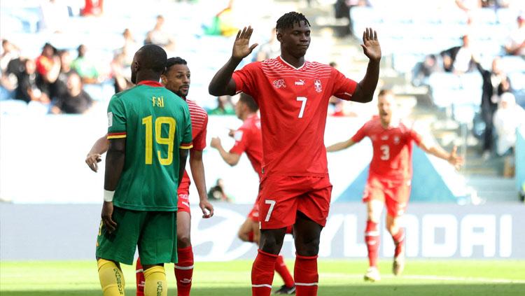 Pemain Swiss, Breel Embolo, menolak melakukan selebrasi kala mencetak gol untuk negaranya pada pertandingan pekan pertama Grup G Piala Dunia 2022 (REUTERS/Carl Recine) Copyright: REUTERS/Carl Recine