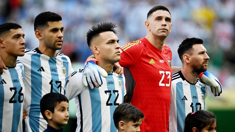 Pemain Manchester United, Lisandro Martinez, mengecam penampilan Argentina di Piala Dunia 2022. (Foto: REUTERS/Dylan Martinez). - INDOSPORT