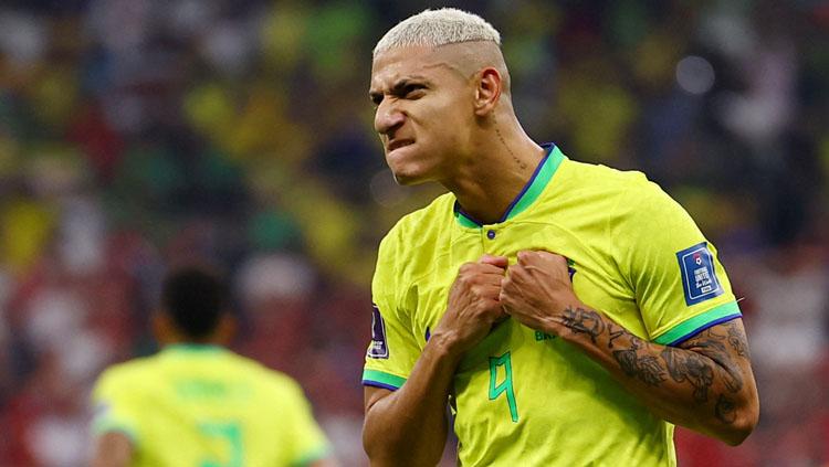 Pemain bintang Brasil, Richarlison menambah pundi-pundi golnua di Piala Dunia 2022 (Foto: REUTERS/Kai Pfaffenbach) - INDOSPORT