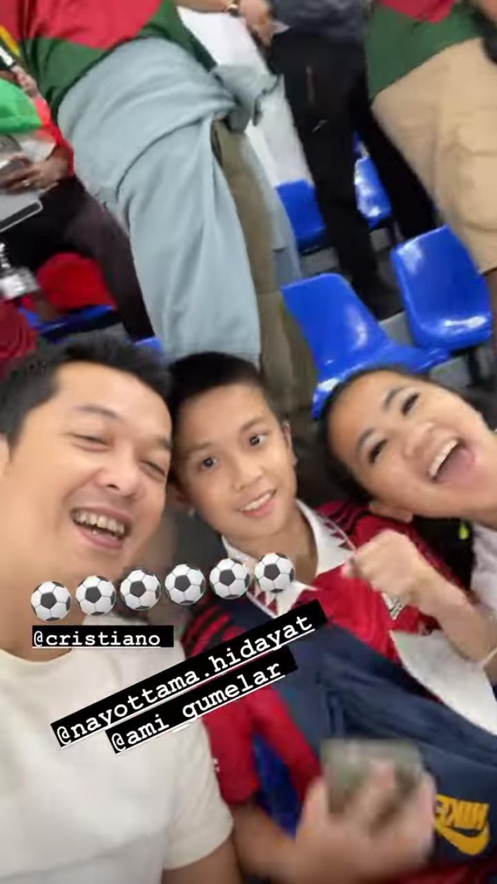 Taufik Hidayat, Ami Gumelar, dan sang putra, Nayottama, tonton langsung laga Portugal vs Ghana di Piala Dunia 2022. Copyright: Instagram Story @taufikhidayatofficial