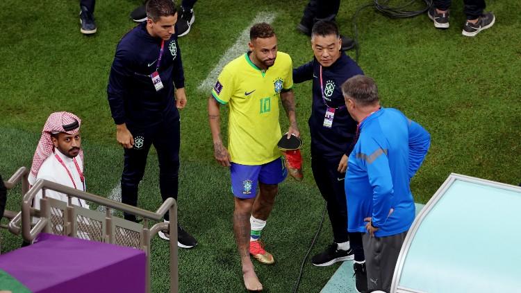 Neymar mengalami cedera di laga Piala Dunia 2022 Brasil vs Serbia (25/11/22). (Foto: REUTERS/Molly Darlington)