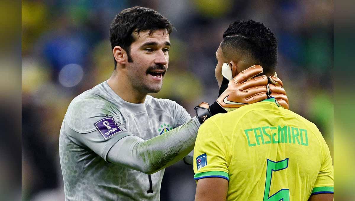 Alisson dan Casemiro di laga grup G Brasil vs Serbia Piala Dunia Qatar 2022. (Foto: REUTERS/Dylan Martinez) - INDOSPORT