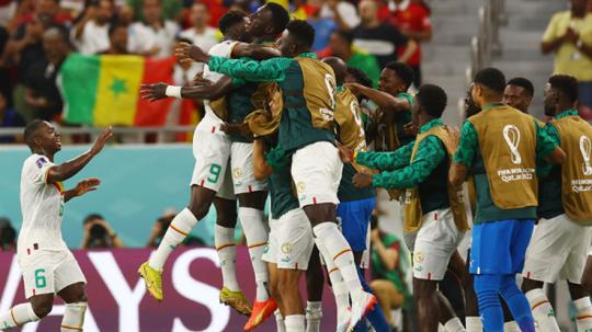 Selebrasi para pemain Senegal usai Boulaye Dia mencetak gol ke gawang Qatar dalam laga kedua Grup A Piala Dunia 2022 (Foto:REUTERS/Kai Pfaffenbach).