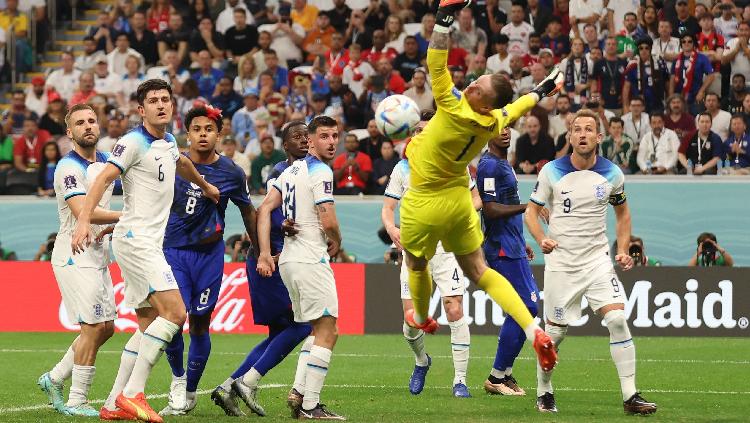 Aksi Jordan Pickford di laga Piala Dunia 2022 antara Inggris vs Amerika Serikat REUTERS-Matthew Childs - INDOSPORT