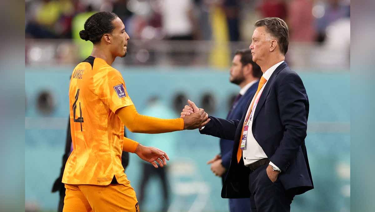 Pelatih Belanda Louis van Gaal berjabat tangan dengan Virgil van Dijk usai pertandingan di grup A Piala Dunia Qatar 2022. (Foto: REUTERS/Carl Recine) - INDOSPORT