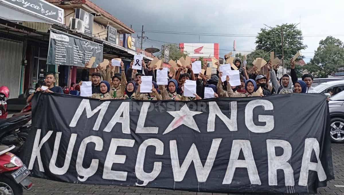 Aksi pelajar di Malang yg ikut berkirim surat ke presiden perihal usut tuntas tragedi kanjuruhan. - INDOSPORT