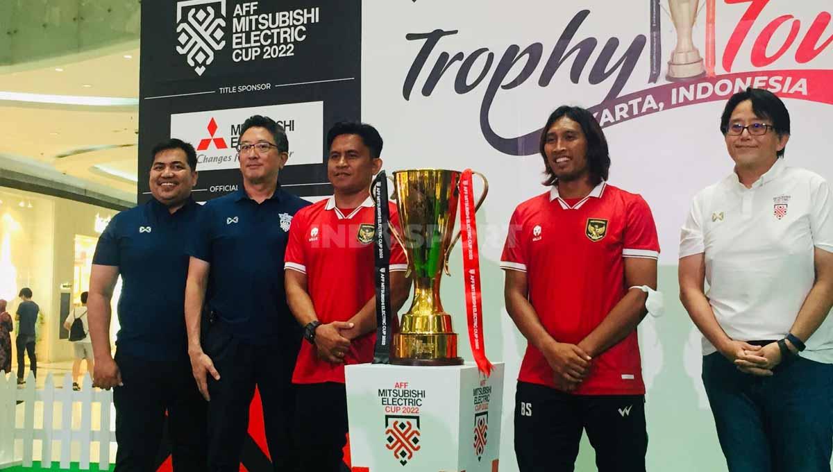 Dua legenda Timnas Indonesia, Budi Sudarsono dan Ilham Jayakusuma pada acara Trophy Tour Piala AFF di Jakarta, Sabtu (26/11/22).